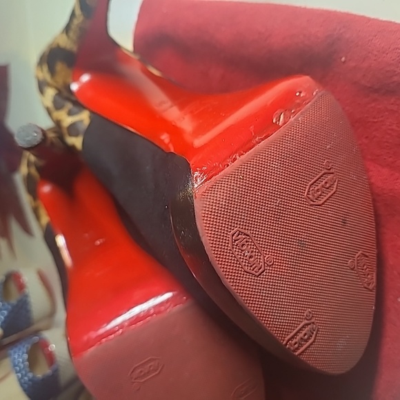Christian Louboutin - Picture 6 of 9